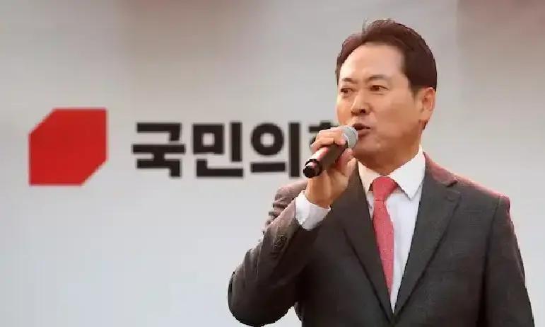 果不其然。韩国国民力量党党首张东赫突然宣布了，就“12·3戒严”一周年向公