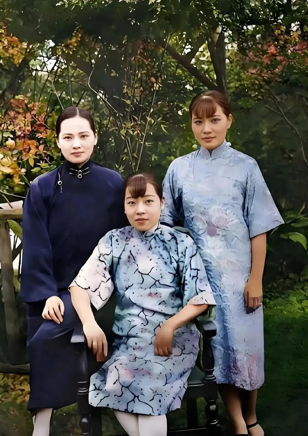大家能认出来这三个女人是谁吗？对的，这就是宋氏三姐妹，宋蔼龄，宋庆龄，宋美龄，从