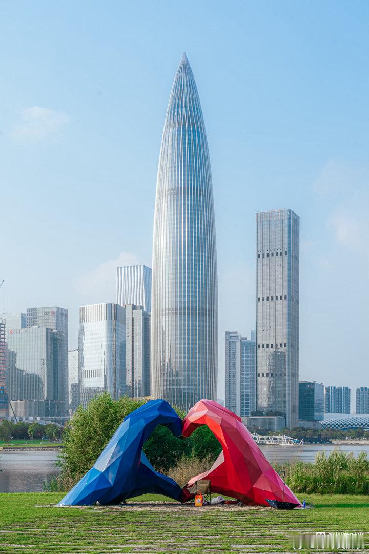 今天，2026年8月26日。让我们一起，对这座城市大声说深圳经济特区，