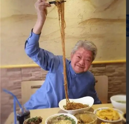 蔡澜说：什么是低端家庭？你去他们家吃一顿饭就知道了。所谓的低端家庭并不是生活困难
