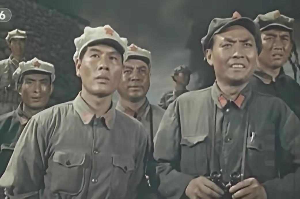 1959年，他们拍《飞夺泸定桥》，没有威亚。剧组把8吨工业盐，泼在几十米长的