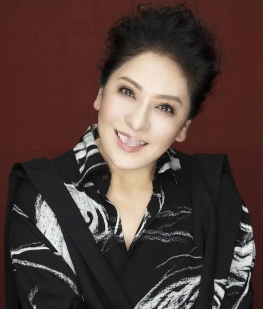 主持人问向太:“哪个艺人的名字是你取的？”向太说:“应采儿和安志杰。”主持人问: