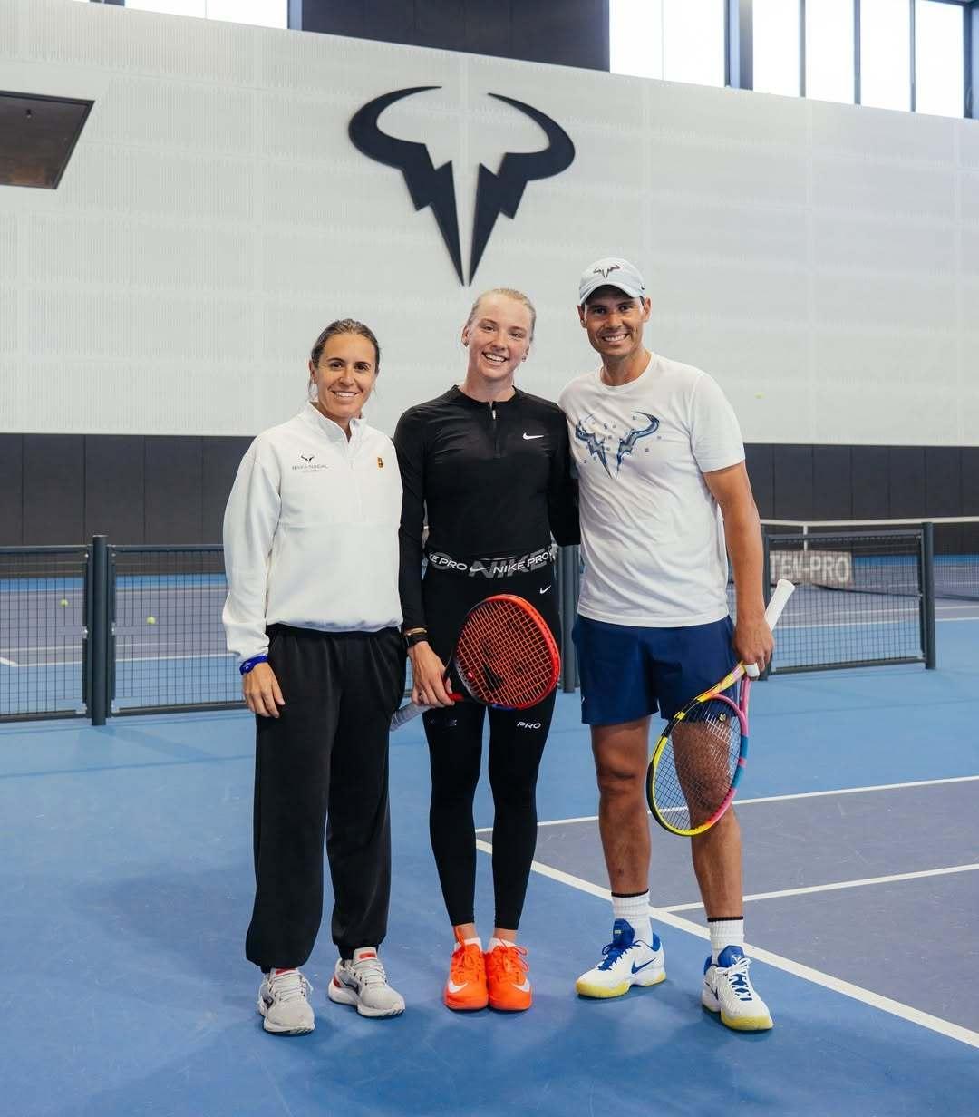 纳达尔昨天先后和自己网校的学员科尔涅娃以及伊埃拉搭档训练，合格的校长就是这样有求