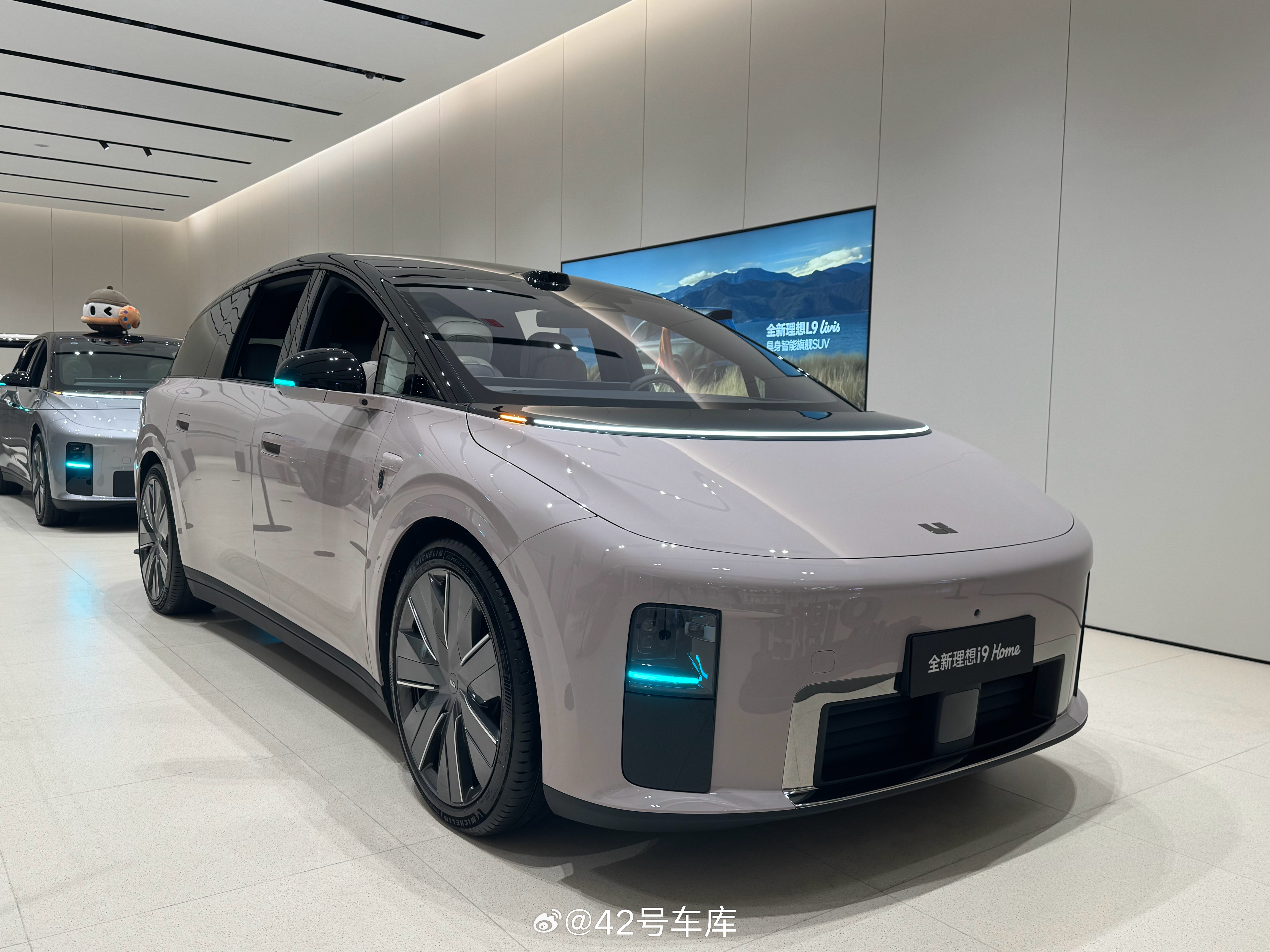 理想i9Home昨晚上市，36.98万的价格震惊了很多人。车库今天探店了两家理想门店，看车的客户都很