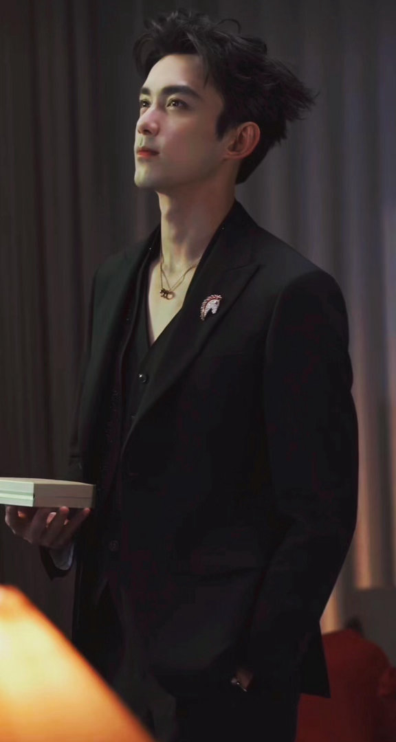 吴磊的双喉结是谁发现了吴磊的双喉结这个宝藏！从侧面看线条分明，从正面看若隐若现