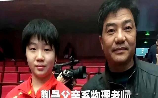 你没法选你爸是谁，但你爸说了什么，你得替他背着。蒯曼的父亲在网上说了几句关于国