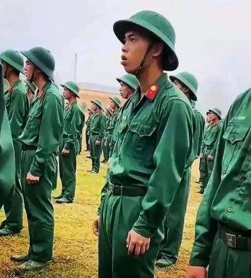 胡志明发表越南独立宣言的当天，卢汉第一方面军的先头部队，刚刚进入越境，奉命接受驻