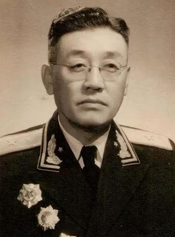 1955年，授衔后，韩先楚上前敬礼。贺晋年苦笑：“你是上将，我是少将，折煞我了！