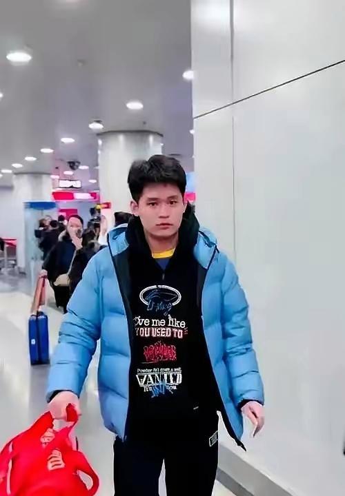 一觉醒来林诗栋火遍全网说起这个二十岁小将的体力问题啊澳门世界杯那场球可太让人