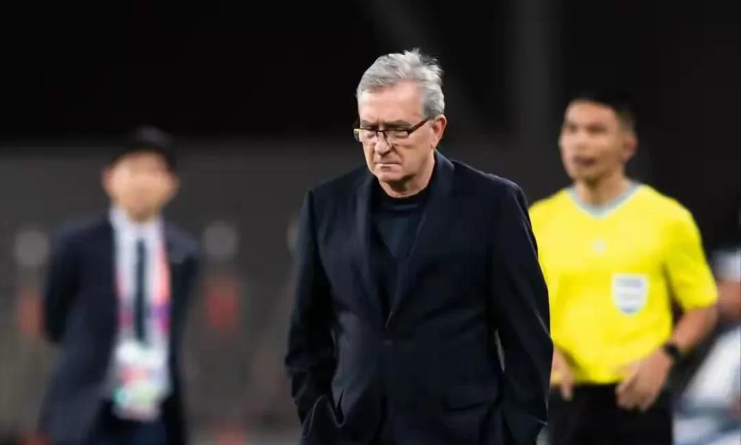 一场0-3，我们必须排队向伊万道歉！在久尔杰维奇的带领下，这次国足总算没有用单