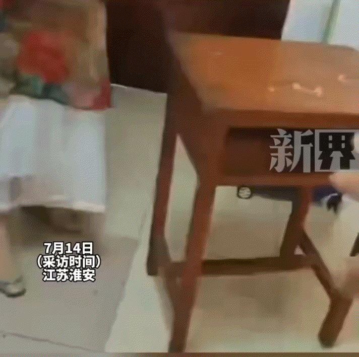 太巧了吧。江苏淮安，一男子在儿子上学的学校附近租房陪读，结果房子找好后在打扫卫生