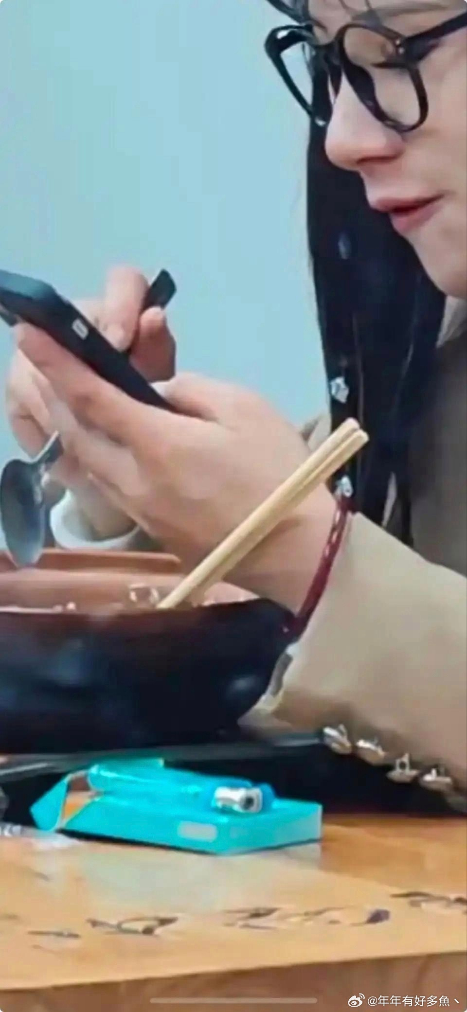 我要是这么放筷子，我妈能教育我三天三夜