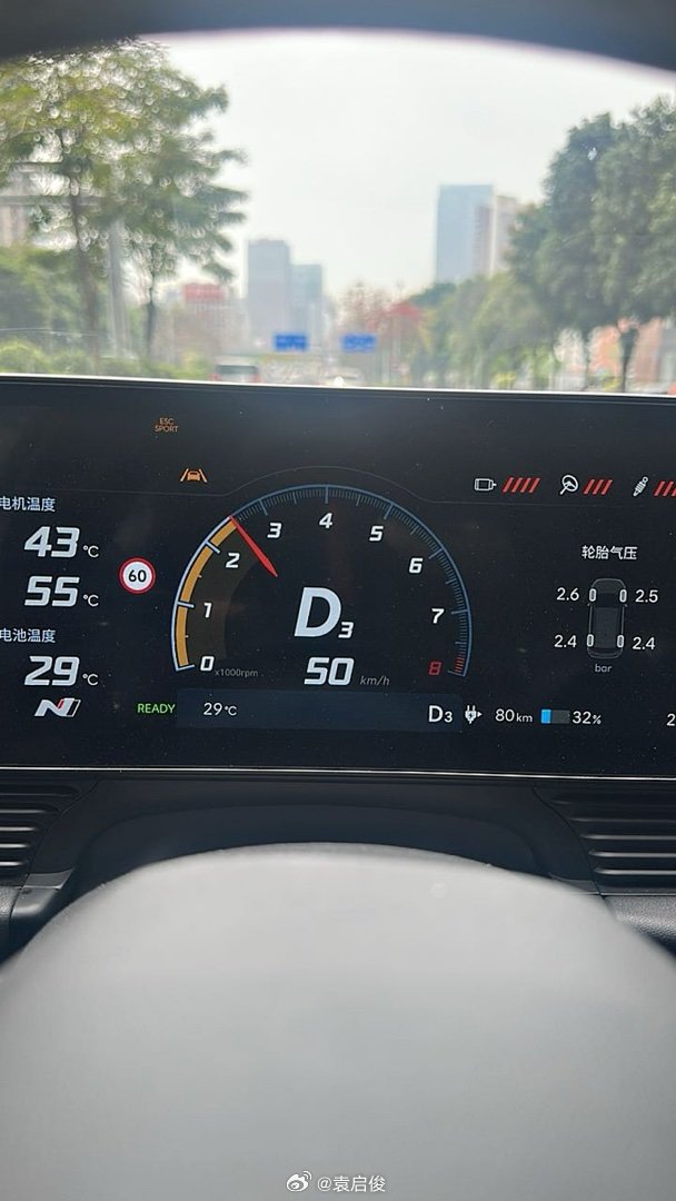 因为加不起油了，只能开最像油车的电车了