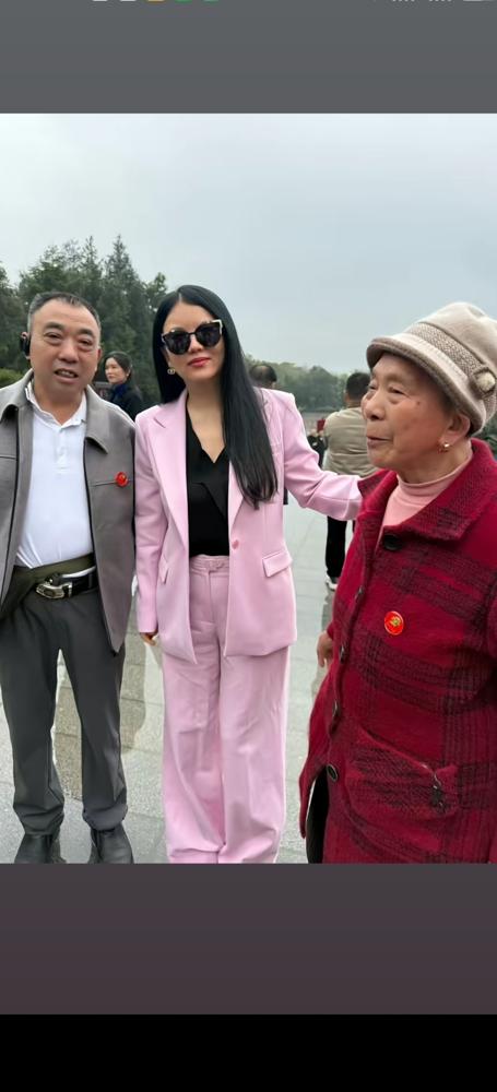 都在惊呼李湘变了。从穿金戴银的狂妄贵妇，瘦成扶老人的朴素大善人。我告诉你，别瞎感