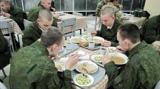 1994年，俄罗斯军方大手一挥，从中国订购了5000箱泡面当军粮。谁知，货刚到没