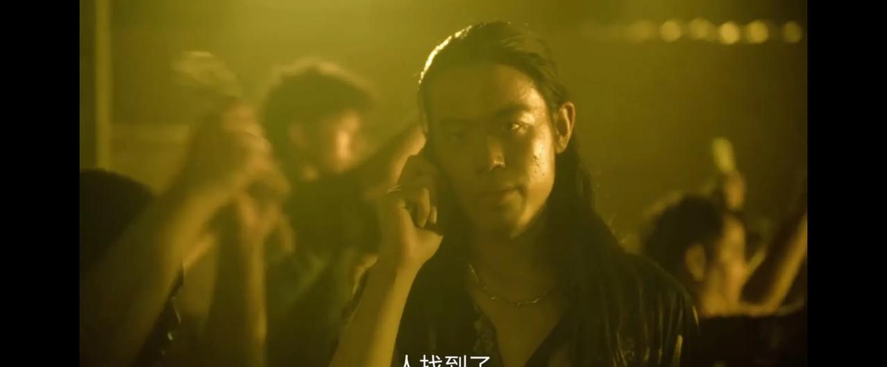 《扫毒风暴》苗伦果然被杀手找到了！她刚打完比赛回去休息，结果就被人找到，拿着枪