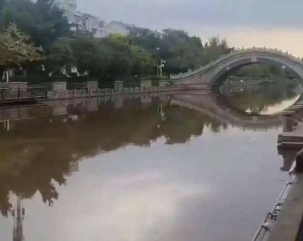 真心奉劝大家一定要远离情绪不稳定的人！四川西昌19岁的小伙周某，跟女子李某某是