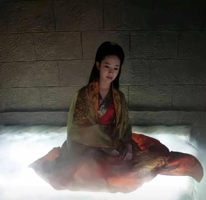 真的，美得不像人类了看到有网友说：果然人美到一种程度确实有点像鬼（褒义），真