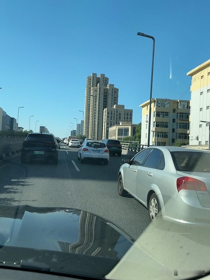 现在的建设南北路都成了空中停车场了。车辆简直太多了。看来这路还是太窄了，应该修