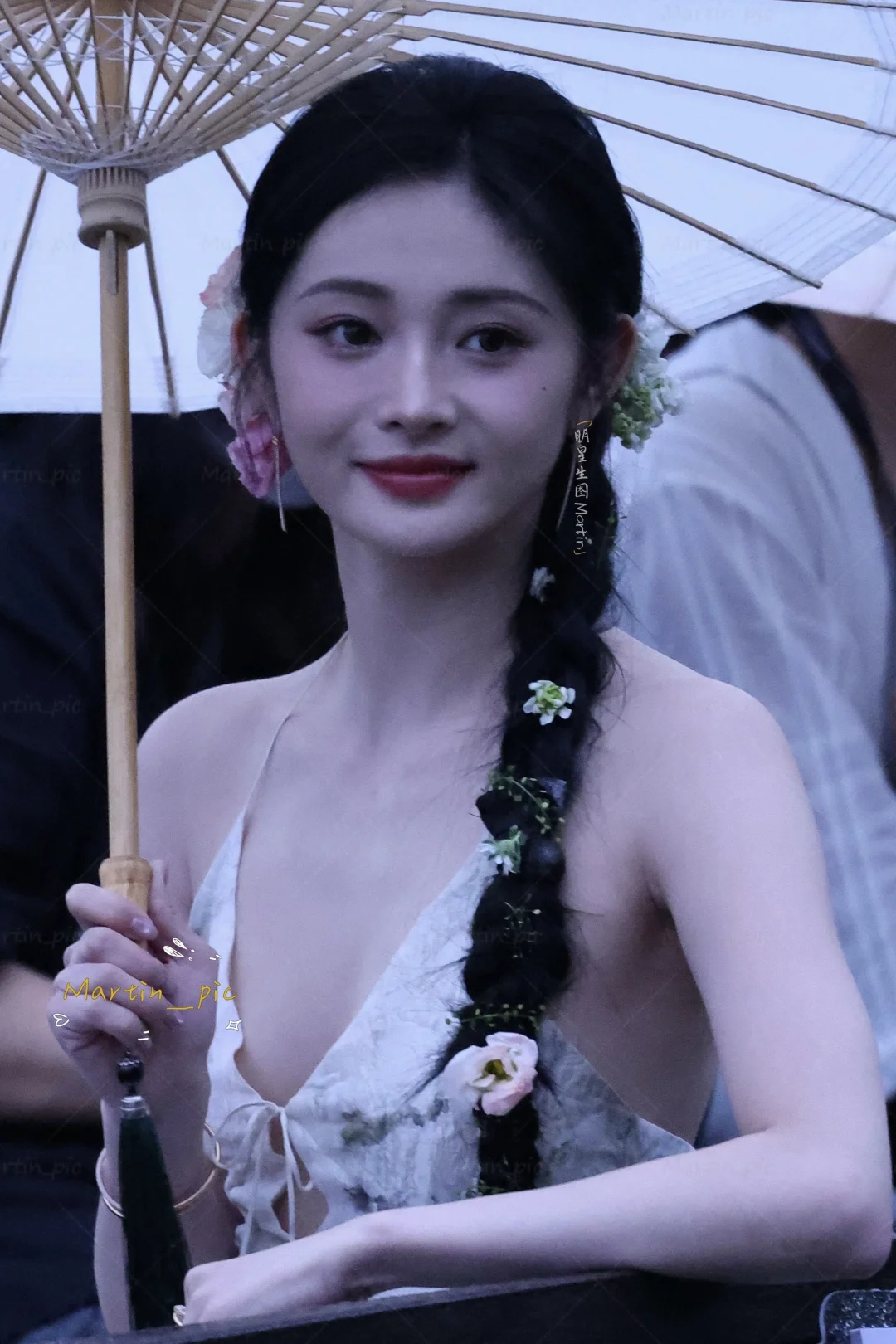 游船上撑伞的周洁琼 氛围感也太足了吧！！