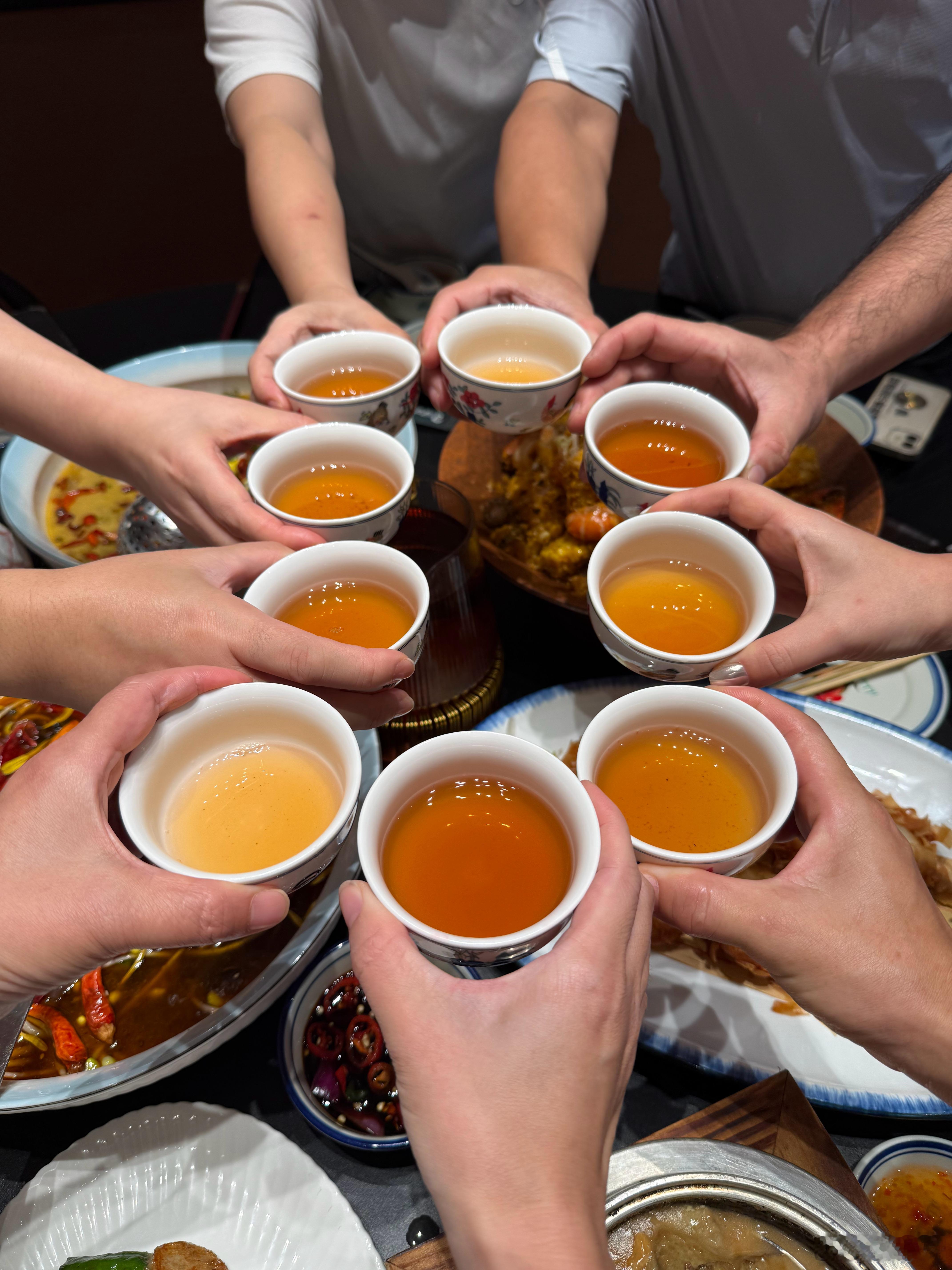 在广东的饭局，就没喝过酒举杯都是茶​​​