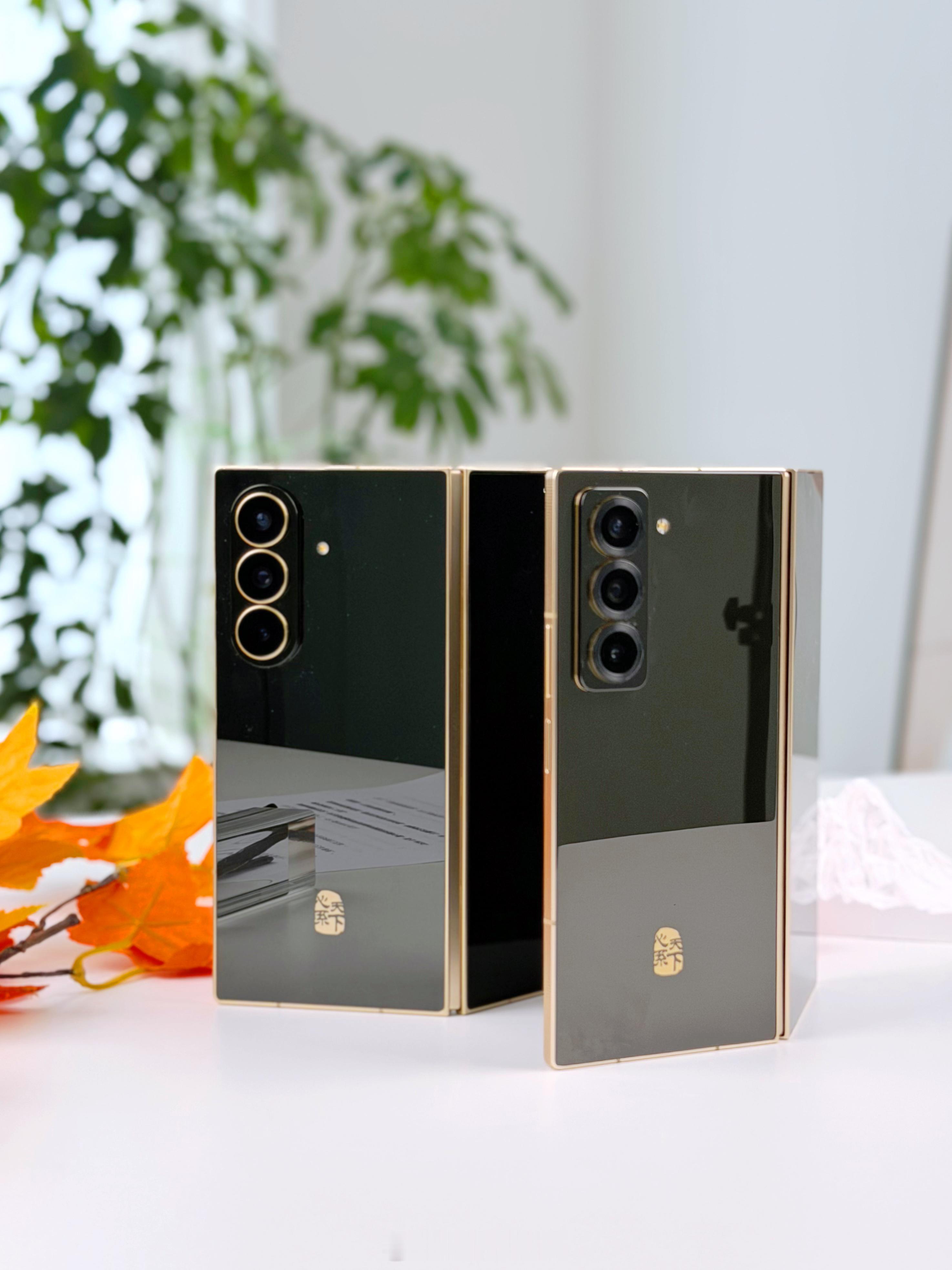 三星W26比W25还是要薄很多的，肉眼可见的薄​​​