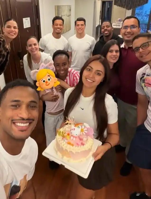 这是一张近日上海申花的葡语系外援聚会的照片，是给外援米内罗的妻子过生日。几名葡