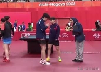 王队晋级撤回一个握手。吓亖了！差点就违规了！混双比赛开始前，球员们去和裁判握手。