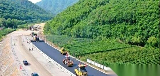 我跟你说，每次开车跑长途，看着那黑得发亮的沥青路，我就琢磨一个事儿。一吨沥青好