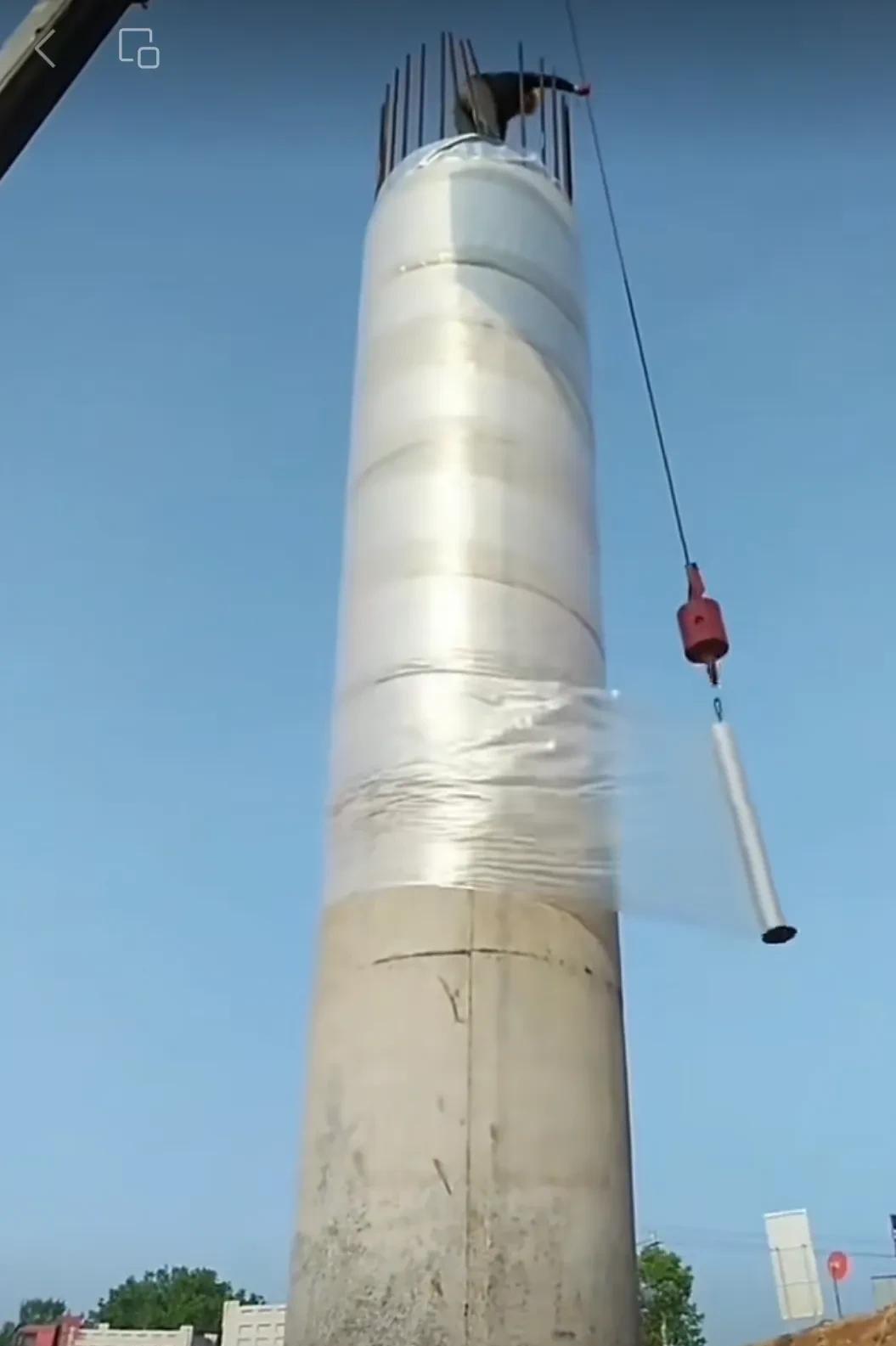 柱子混凝土浇筑完成了，操作架也拆了，现在总包要求柱子从上到下覆盖一层塑料薄膜。