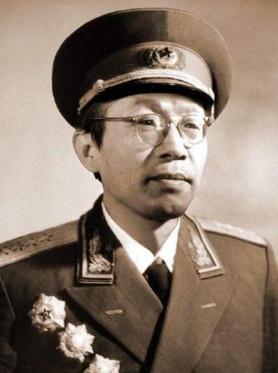 79年有人质疑梁兴初不该平反，黄克诚伸出9根指头，会场鸦雀无声此时，黄克诚缓