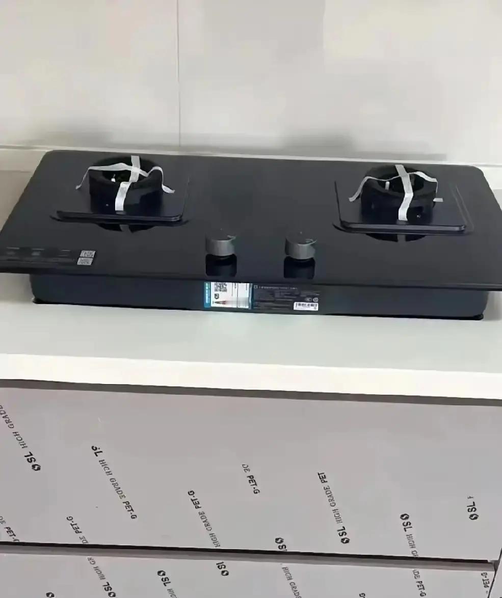 厨房装完，师傅开口要尾款。你猜怎么着？灶台孔挖小了整整两指，他却说：“工钱一分不