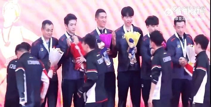 那晚，王皓没站C位。他往后一退，把五个年轻人推到光里。镜头没拍他，但全网都看