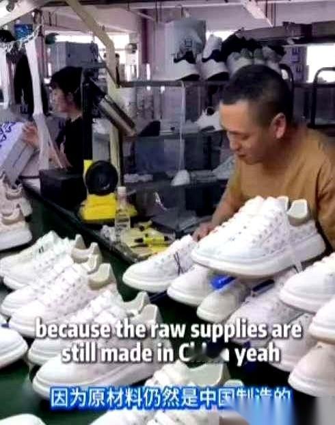 老美记者跑到义乌，手机怼着一个卖文具姑娘的脸问：“怕不怕我们美国也建一个小商品城