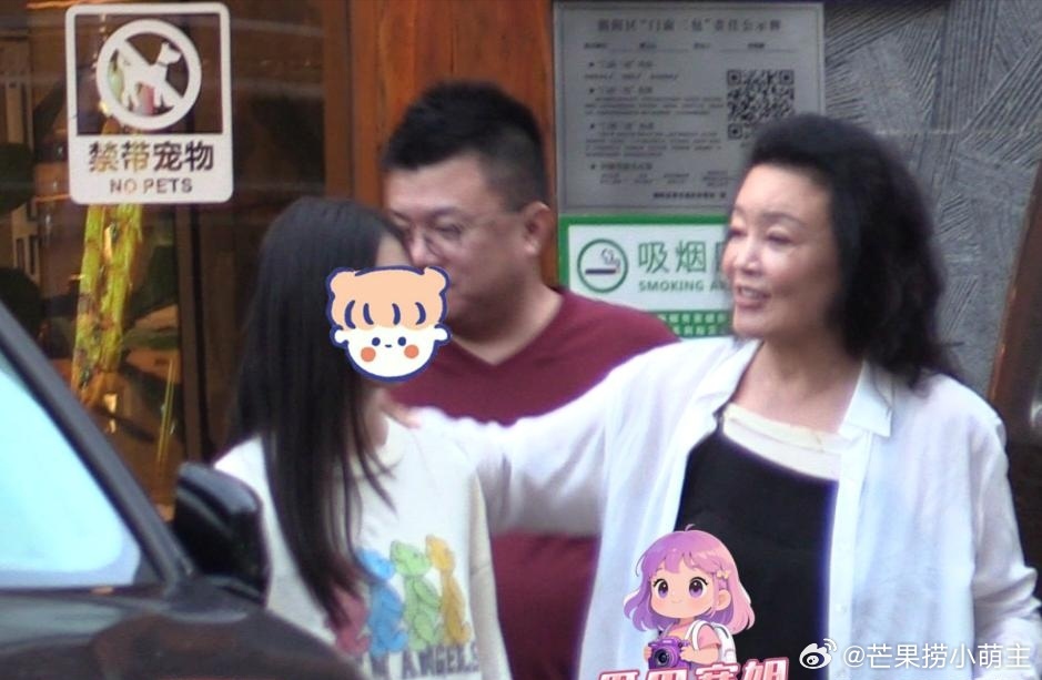 张兰带孙子孙女聚餐张兰带孙子孙女吃饭张兰带孙子孙女聚餐，小玥儿一头长发显气质，
