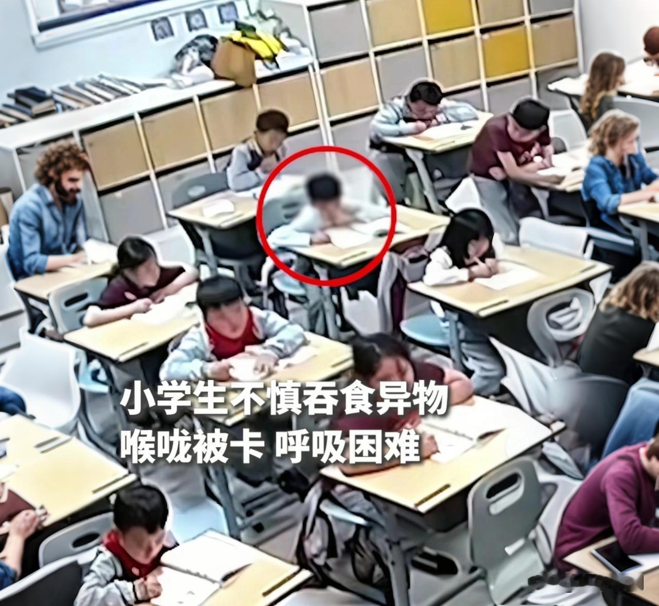 救命50秒！小学生课堂吞积木窒息，老师校长“剪刀石头布”抢回一条命你敢信吗？