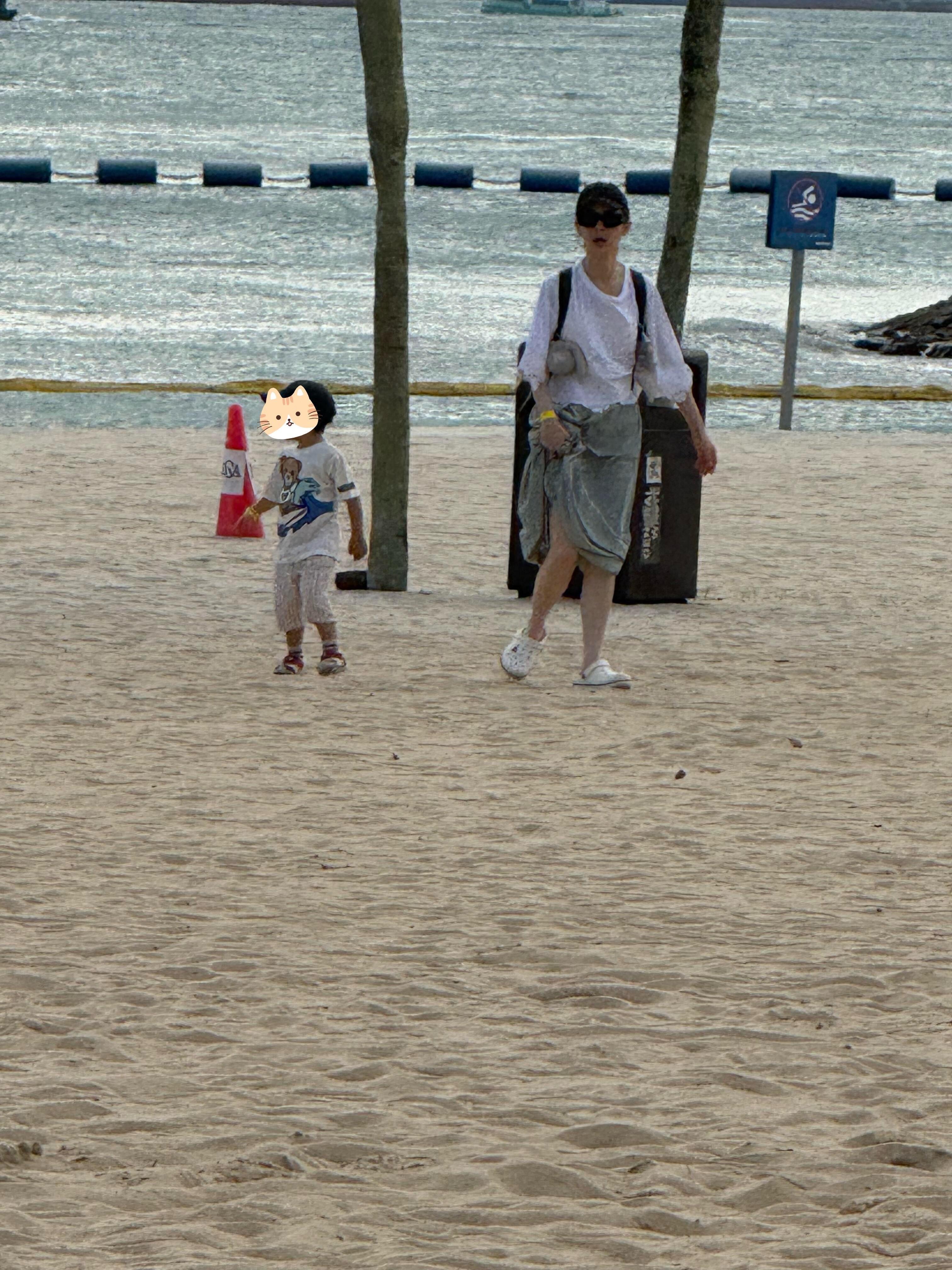 新加坡偶遇了戚薇李承铉一家四口网友新加坡偶遇戚薇一家四口哇塞原来弟弟已经这么