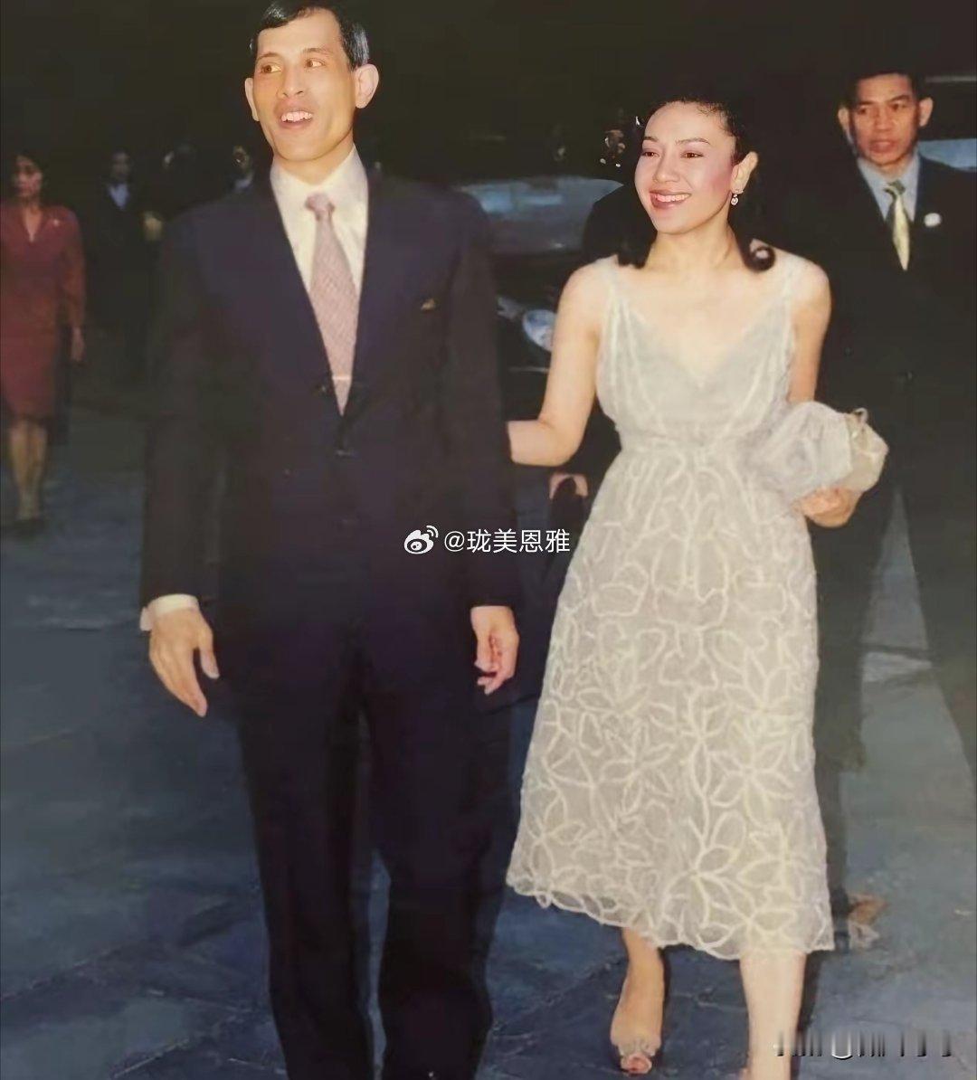 这个时间段是泰王难得有的绅士风度有人觉得泰王只爱自己，但表情是骗不了人的​​​