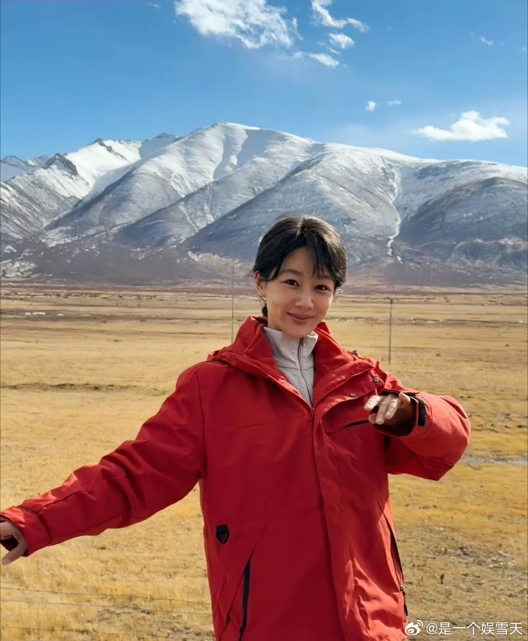 杨紫这组素颜照，也太真实了吧！没有滤镜，没有精致妆造，在旷野和雪山前，美得松弛又