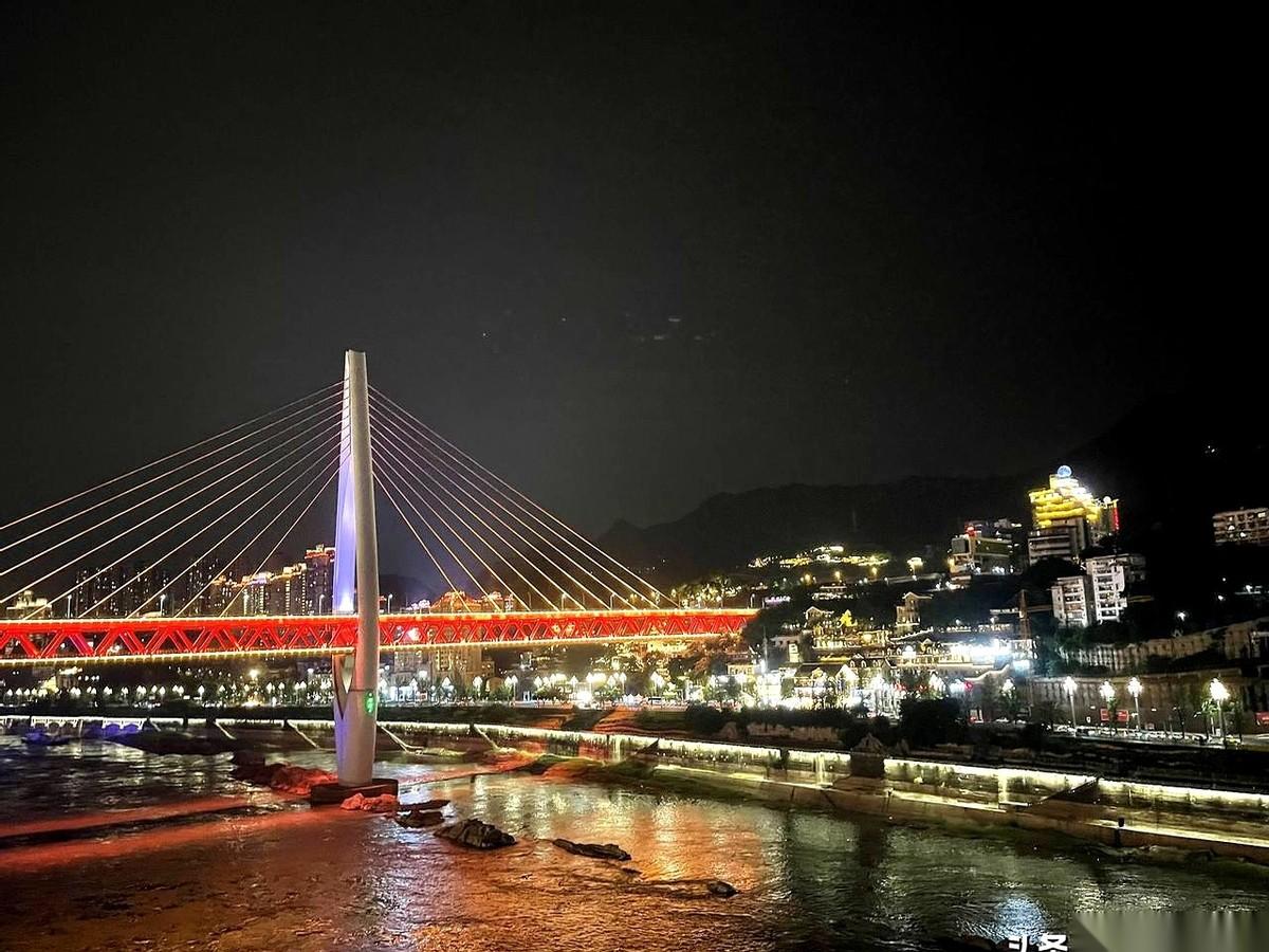 跟你说个事儿，你可能都没注意。就在咱们这儿，有这么一群人，像开了天眼一样，盯着