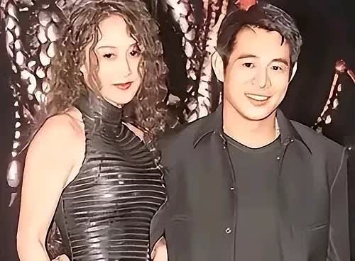 翻遍利智与李连杰年轻时的合照，难寻她半分笑意，眉眼间总带着几分疏离。直到晚年，两