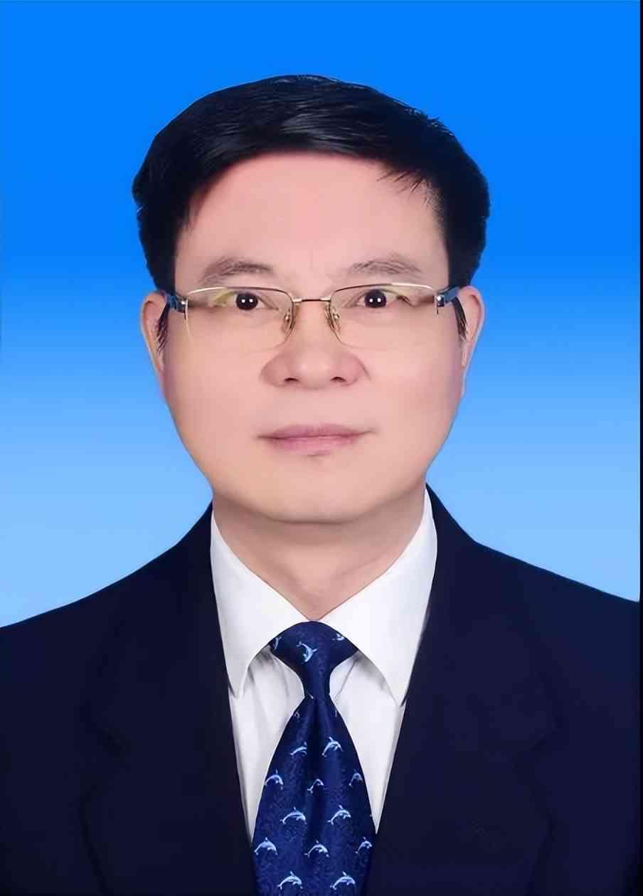 周五“打虎”！武汉市委常委兼市委秘书长曾晟被查。看完曾晟的履历简直让人羡慕。曾