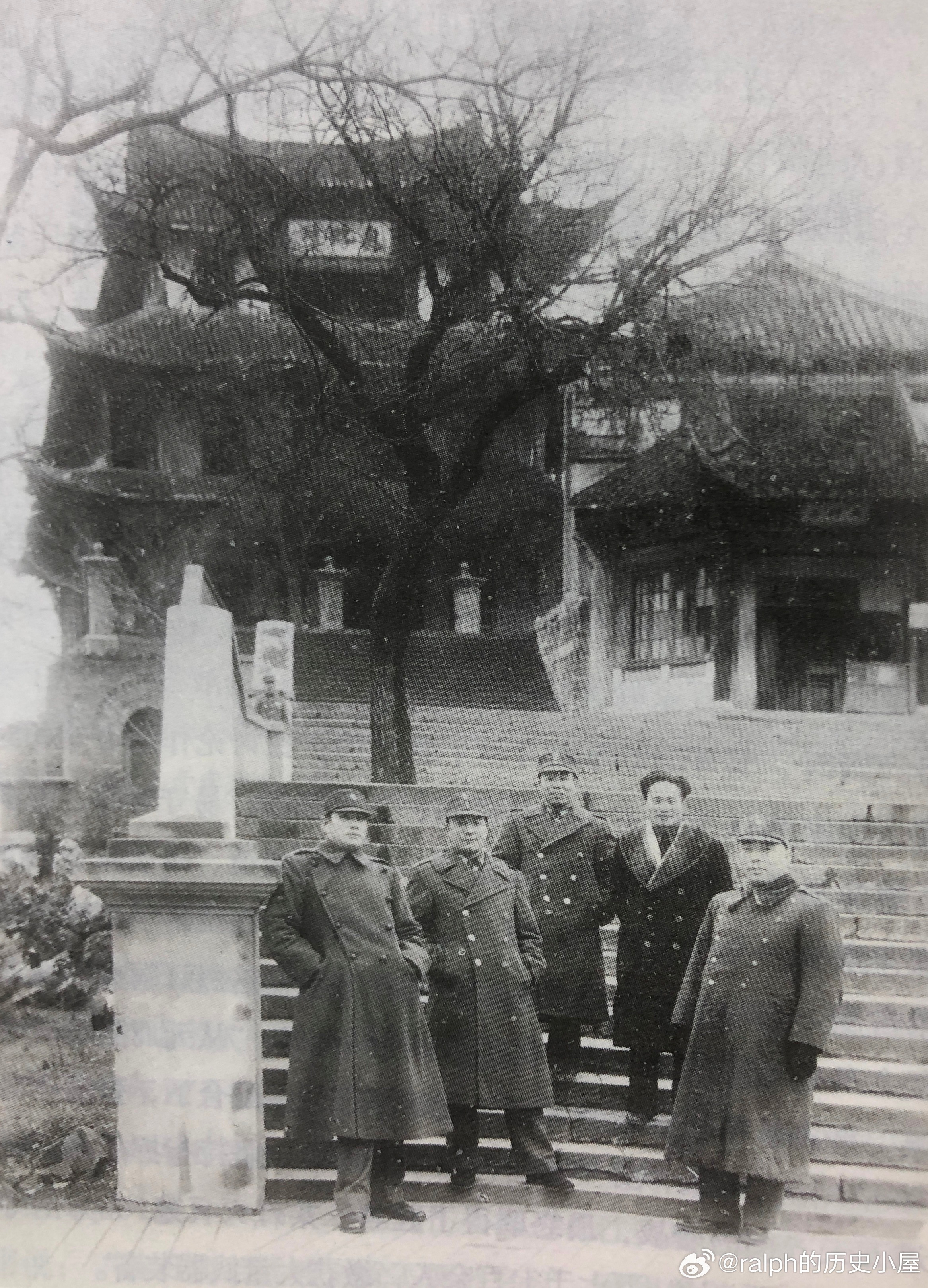 40年代张灵甫（左一）在武昌奥略楼历史影像