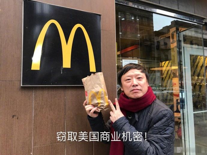 胡锡进当年去美国纽约，他身边的女性“可乐妹妹”到底是谁？​​​