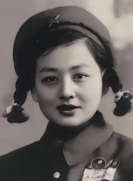 1953年，一位年轻的女志愿军战士在回国途中途经沈阳，趁着换乘的间隙，她走进了一
