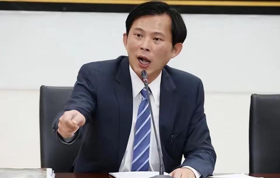 黄国昌的“政治耻辱”自柯文哲出狱后，上蹿下跳，根本没有把黄国昌党主席放在眼里