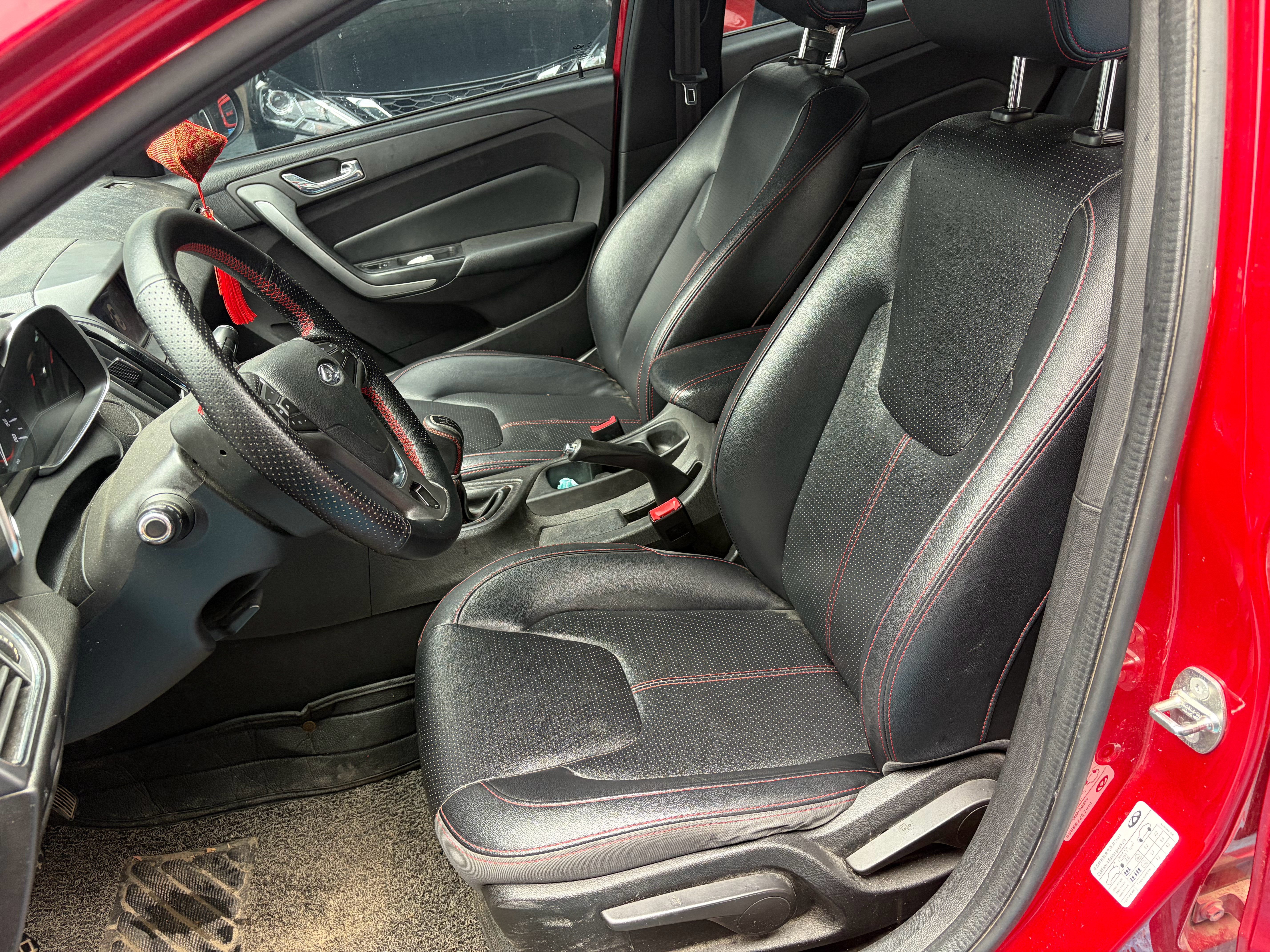 万元代步车来了。16年上牌奇瑞艾瑞泽51.5L手动挡，个人一手车，实表8万公里