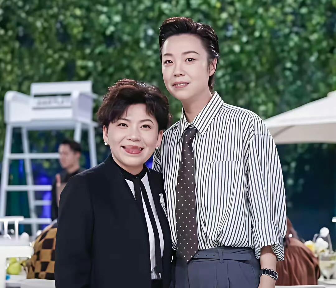 网友A：孙颖莎一直把张怡宁当偶像，现在用冠军一步步走到能和她比肩的位置，这真是最