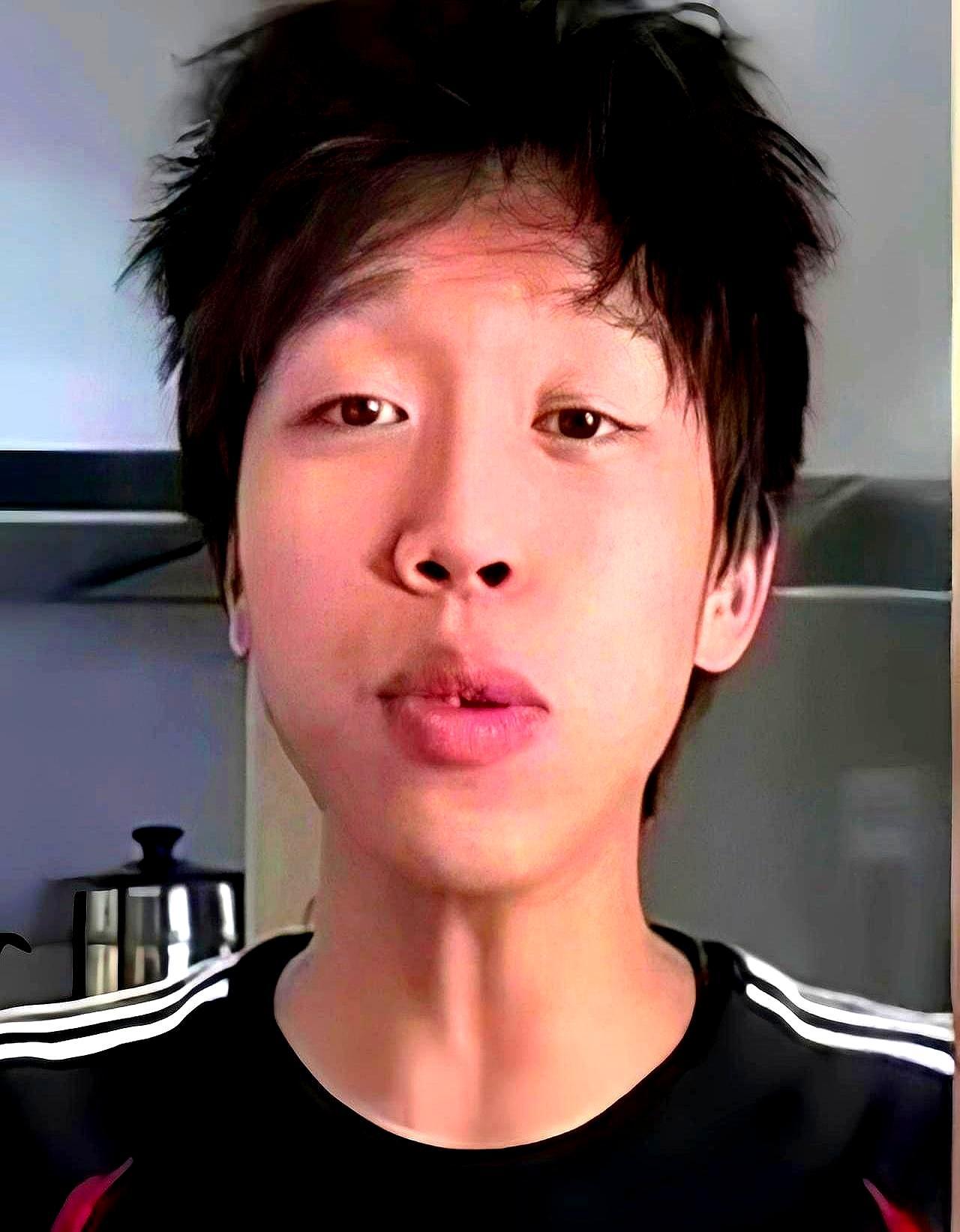 别再说他是闫学晶侄子了，把他塞进金庸剧组的，是另一个人。这个人叫王鑫，中戏