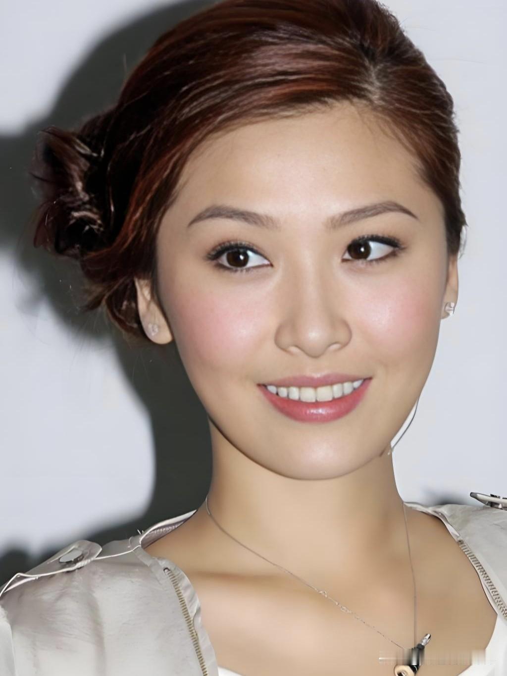 国泰民安的温婉，岁月沉淀的从容。从TVB甜心到从容母亲，周丽淇不追少女感，只留骨